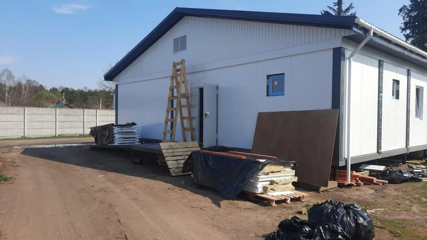 Продолжаются работы по установке врачебной амбулатории в поселке Взморье