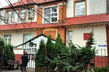 В Городской стоматологической поликлинике впервые в регионе установили скамью из переработанных бахил В Городской стоматологической поликлинике впервые в регионе установили скамью из переработанных бахил