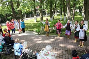 В Городской больнице № 2 прошел концерт фольклорного ансамбля В Городской больнице № 2 прошел концерт фольклорного ансамбля