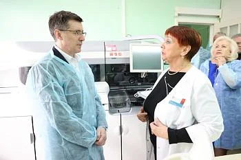 Сергей Дмитриев вместе с депутатами регионального парламента посетили Станцию переливания крови